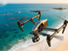 Equipamento a voar sobre águas cristalinas, ilustrando a liberdade de captação de imagem do Drone DJI Mini 3 DJI016.